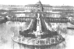 图1-9 1923年南开大学秀山堂，画面正中为李纯（秀山）铜像
