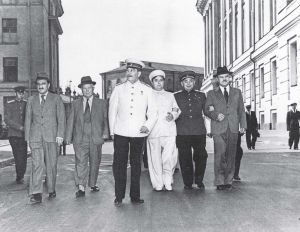 斯大林和他的中央政治局同事行走在克里姆林宫广场上，1946年