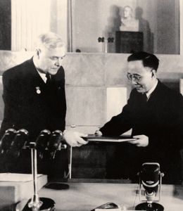 1952年4月9日，郭沫若在莫斯科接受1951年度“加强国际和平”奖