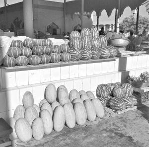 图28 2017年布哈拉水果市场上的瓜贩摊位