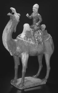 图1 丝绸之路上一位粟特商人骑双峰驼的陪葬陶俑，唐代（618—907）。陶俑上施有标志性的三色釉（唐三彩）。