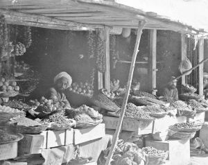 图4 撒马尔罕一处水果和坚果摊的照片，1911年。这张照片由谢尔盖伊·米哈伊洛维奇·普罗库丁—古斯基（Sergei Mikhailovich Prokudin-Gorskii）在一次普查沙俄帝国民族情况的官方考察中拍摄，照片使用分层彩色底片