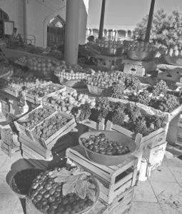 图5 布哈拉紧靠古城墙的市场上出售的水果和蔬菜，2017年。在这些商贩所售卖的果实中，有许多早在2000年前便在这座城市里出售