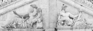 图15 公元2世纪的雕塑照片。分别为尼罗河（左）与台伯河（右）的化身，两位河神手中都擎着丰饶之角，现存于罗马的卡里托利欧山