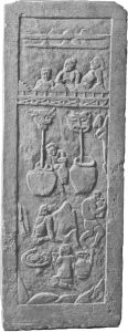 图17 甘肃天水一座公元6世纪或7世纪的粟特墓葬中出土的石棺床陪葬石刻。艺术史学家认为，这幅图像描绘的是敬奉酒神狄奥尼索斯的庆典，酒从喷泉中倾泻而出，人们拿着大酒壶开怀痛饮。石刻现存于天水市博物馆
