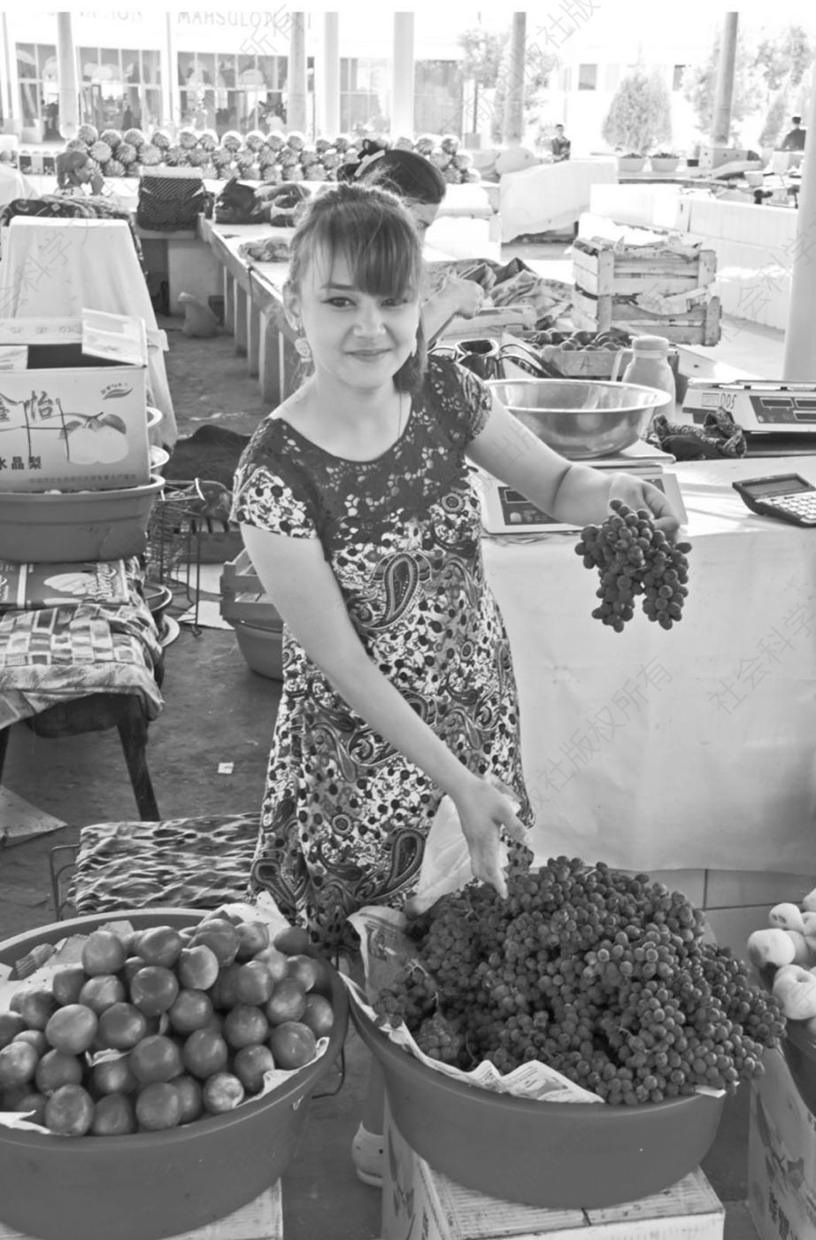 图22 2018年，一名年轻女孩在布哈拉集市上卖葡萄。她正在展示的是撒马尔罕当地的一个小葡萄品种。今天的中亚拥有数百个地方葡萄品种。每个农产品市场都有许多特色品种，每一种葡萄都有自己独特的风味和质地