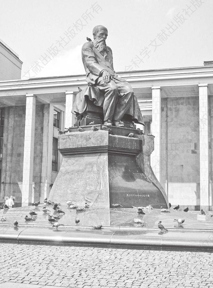 俄罗斯国家图书馆大厦广场上的陀思妥耶夫斯基纪念雕像，由雕塑家A.鲁卡维什尼科夫设计