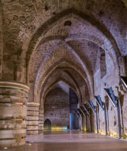 008//阿卡城里医院骑士团总部的食堂大厅，巨大的圆柱和高耸的拱廊是骑士团在这座城市中所拥有财富的遗存。