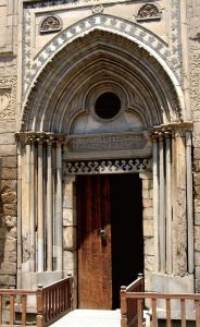 010//战争的胜利品：一座阿卡教堂的大门被重新安装在开罗一所宗教学校的入口处。