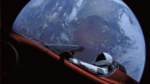 太空中的埃隆·马斯克特斯拉跑车