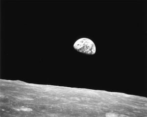 从绕月球飞行的阿波罗8号上看到的地球升起