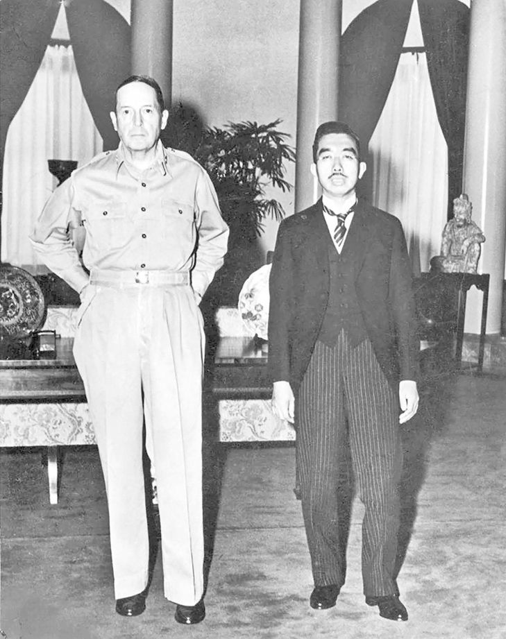 道格拉斯·麦克阿瑟与昭和天皇,1945年<br/>美国陆军照片,加埃塔诺·法伊拉切(Gaetano Faillace)中尉摄