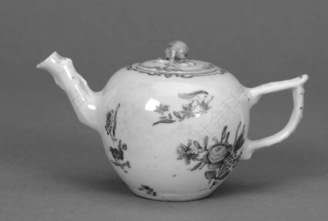 图6 清乾隆广彩折枝花卉纹瓷茶壶（带盖通高8厘米）