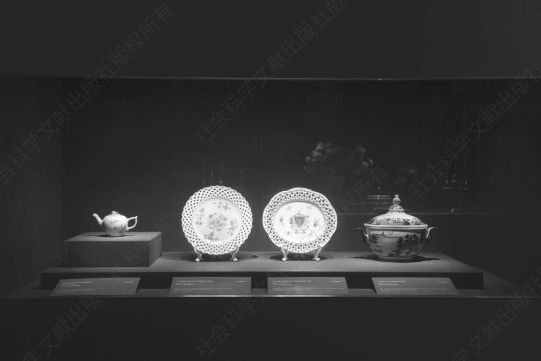 图8 上海市历史博物馆“白色金子”展现场——两个瓷都的交流与碰撞（笔者摄）