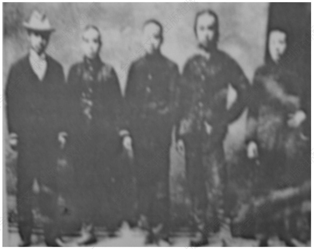 1903年3月陈独秀（左一）与友人摄于东京