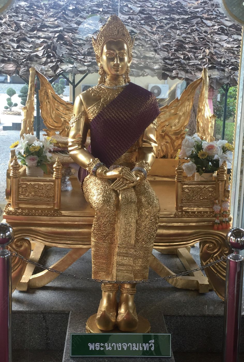 南奔佛寺女王塑像