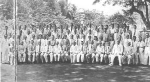 图9 1945年10月陈嘉庚安全脱险后在西爪哇与厦门大学、集美学校校友合影
