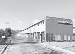 该建筑物位于明尼苏达州普利茅斯，原为艾斯迷你仓，共有753个可供储物的私人仓库