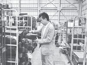 小林茂在滨屋位于日本东松山市的仓库里检查一台中国制造的录音机，这台录音机将运往马里。日本制造的录音机会留在日本卖，在古董收藏品市场上能卖出高价