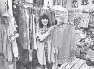 小嶋美绪用她从美国二手店买来的二手窗帘设计、缝制的女士衬衫