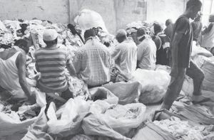 贝宁科托努一间典型的分拣仓库，工作人员都是熟悉国内二手服装市场的尼日利亚短工