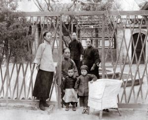 祖母（中间坐者）、姑姑、父亲与祖母在北师大第二附属小学三位同事尹蕙清（左一）、李慎纯（后中）和高天民（右一）的合影，摄于1925年。