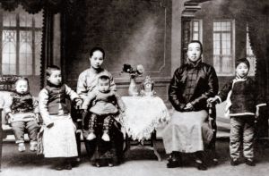 外公（右二）、外婆（左三）、四舅（左二）、五姨（右一）、六姨（左一）、五舅（左四）合影，摄于1919年初秋。