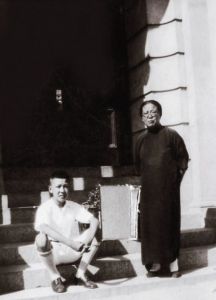 祖母带父亲到邮局接三舅爷的骨灰盒，摄于1936年初秋。