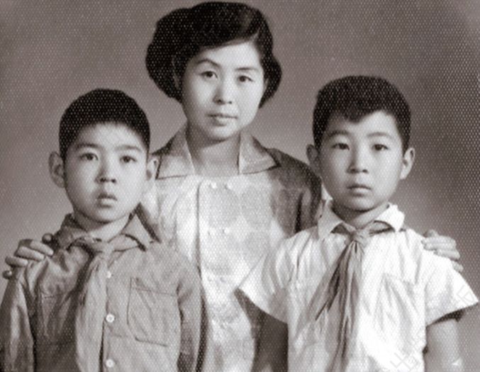 母亲和我们兄弟，摄于1960年左右。