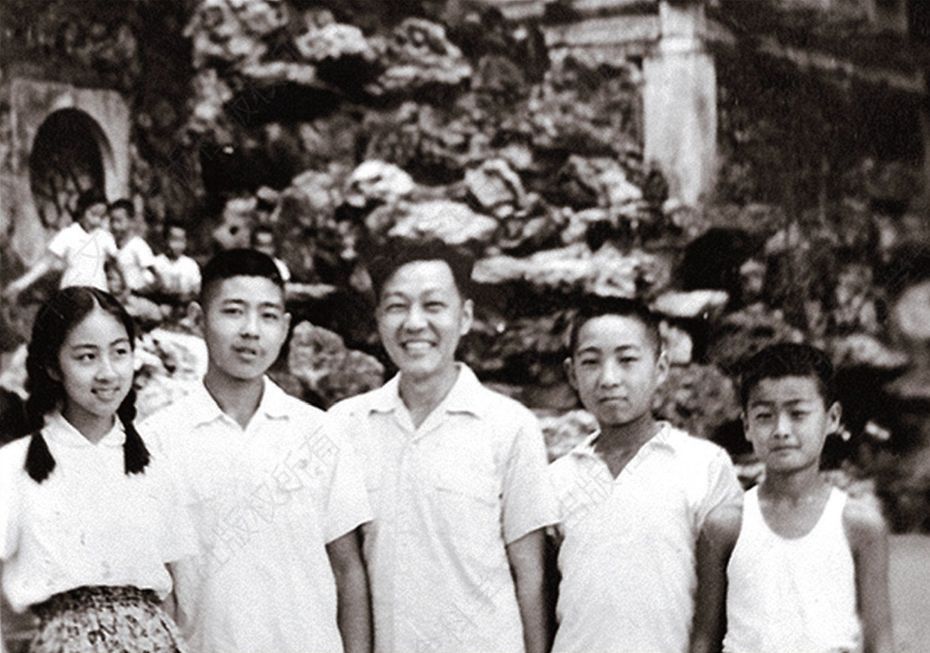 1964年，父亲带我们到碧云寺游览时的合影，左一为与我两小无猜的毛非。