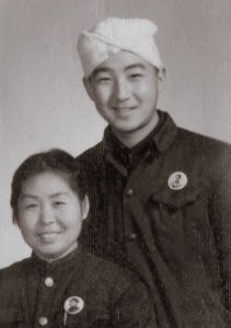母亲和在陕北插队的弟弟，摄于1971年左右。