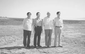 在新疆艾丁湖边与胡昭衡（右二）、董绍华（右三）、任克雷（右一）合影