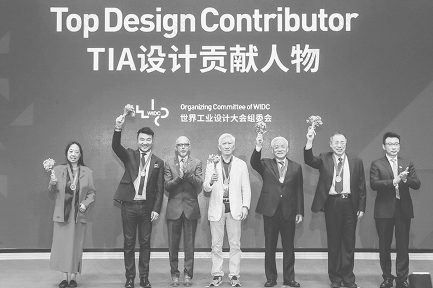 在第二届世界工业设计大会上获奖（左四为柳冠中）