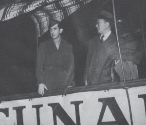 1945年，爱德华·默罗与作者在“玛丽皇后号”上