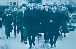 1932年，顾维钧与国联调查团抵达大连。与他同走在前排的是英国人李顿爵士