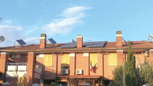 图10-6 罗马第二大学附近社区的屋顶光伏与太阳能集热板