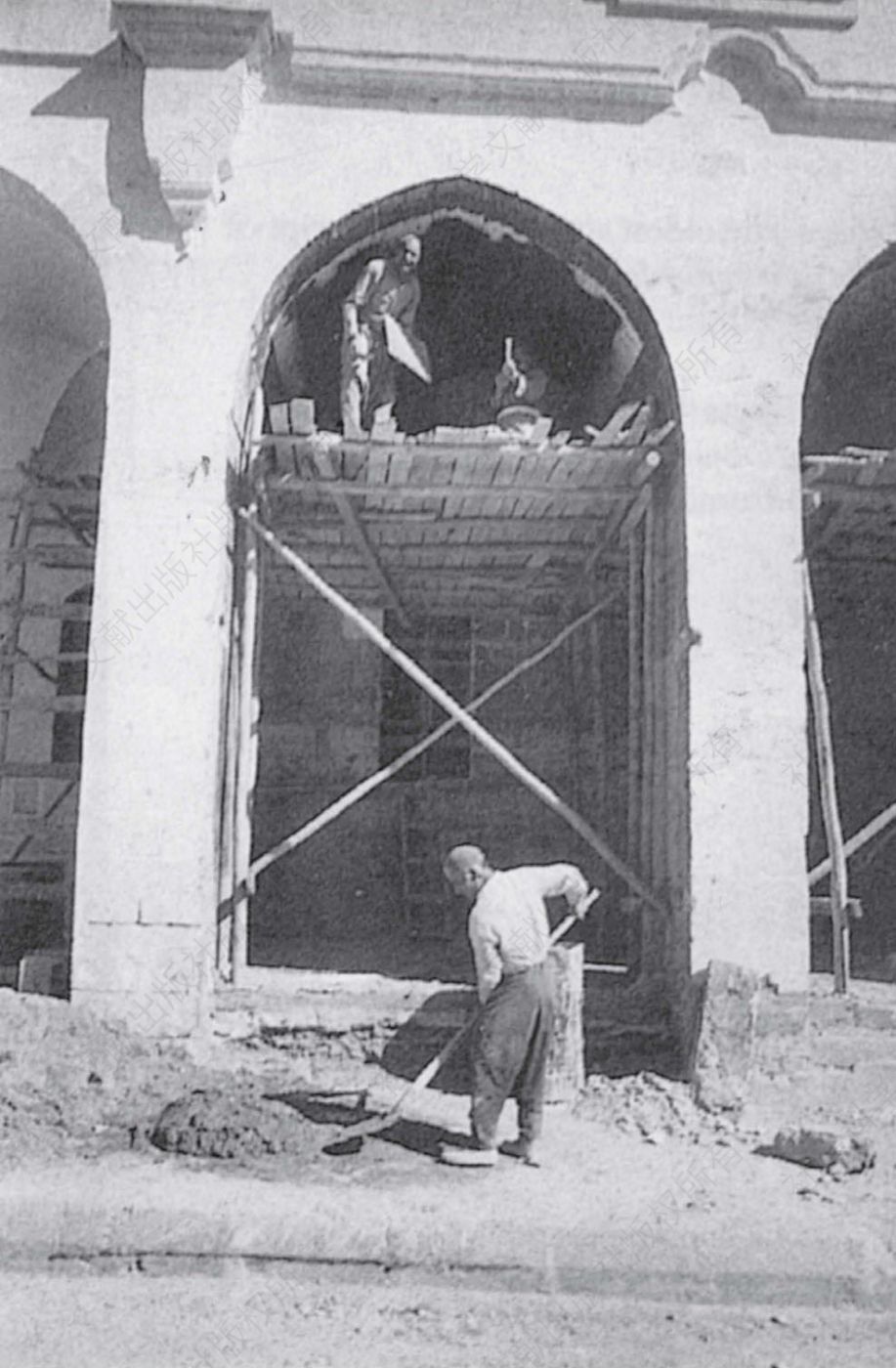 土耳其的建筑工人正把亚美尼亚大教堂改造为清真寺，乌尔法（埃德萨）。
