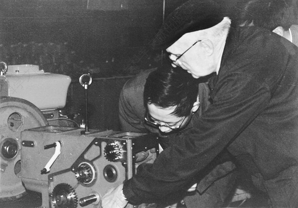 图1 格里希在武柴装配车间检查产品质量（1984年12月16日）（从右至左：格里希、孙昌发）