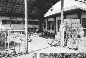 图3 20世纪80年代中期的武汉柴油机厂仓库