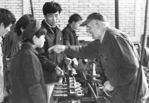 图4 格里希与中方厂长黄忠韵在三车间与工人交流（1985年5月26日）