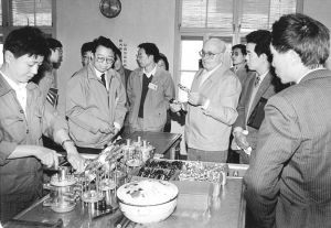 图8 格里希访问外协厂（1986年4月）