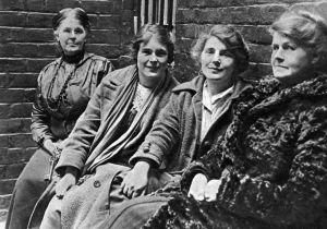 受审的烈属，右起艾丽斯·惠尔登，她的女儿赫蒂、温妮以及女典狱官©TPG