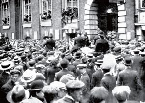 白厅的征兵办公室前，拥挤着大批急切为国家服务的年轻人。