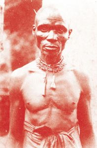 刚果酋长特瓦·姆（Twa Mwe）是宽果省（Kwango）一个村寨的首领。村寨首领经常面对提供橡胶奴隶，或是自己被押作人质或被杀的两难选择。