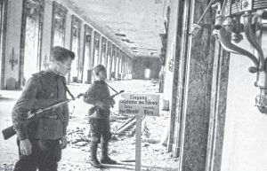 1945年5月初，苏联士兵在沃斯街（Voßstraße）的新总理府大理石走廊内。（Sammlung Berliner Verlag/Archiv/akg-images，Berlin）