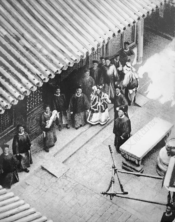 图11-2 光绪二十七年十一月二十八日慈禧回京在正阳门瓮城内观音庙前，向城墙上洋兵招手，荣禄等随侍