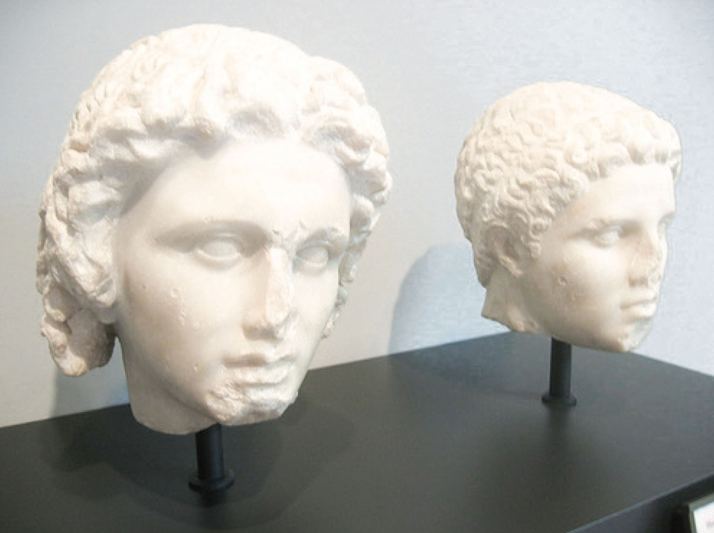 亚历山大大帝（左）与他亲密的朋友赫费斯提翁（右）