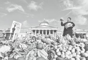 总部位于伦敦的团体Feedback的活动家特里斯特拉姆·斯图尔特在特拉法加尔广场举办一场5000人规模的回收食物宴会