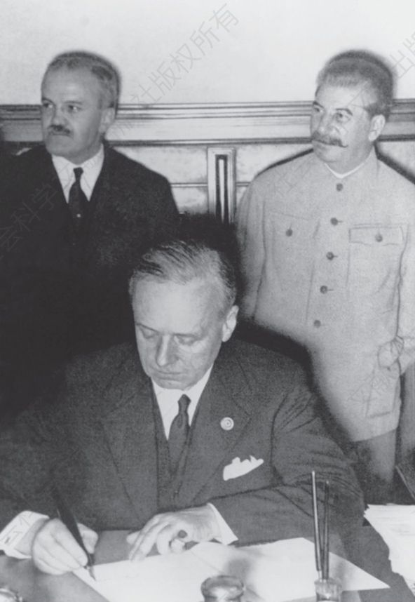 1939年8月23日，里宾特洛甫签署苏德条约，身后站立者为斯大林和莫洛托夫