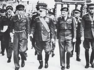 1945年5月，朱可夫与蒙哥马利参加攻克柏林胜利大游行
